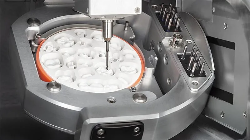 Macchinario CNC dentale in primo piano in un centro di produzione