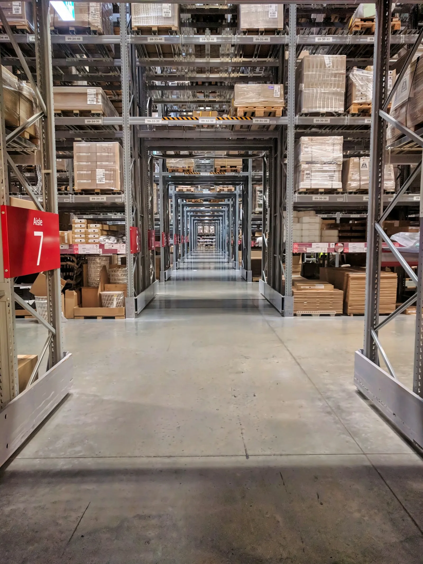 Scaffali di un magazzino di materiali professionali
