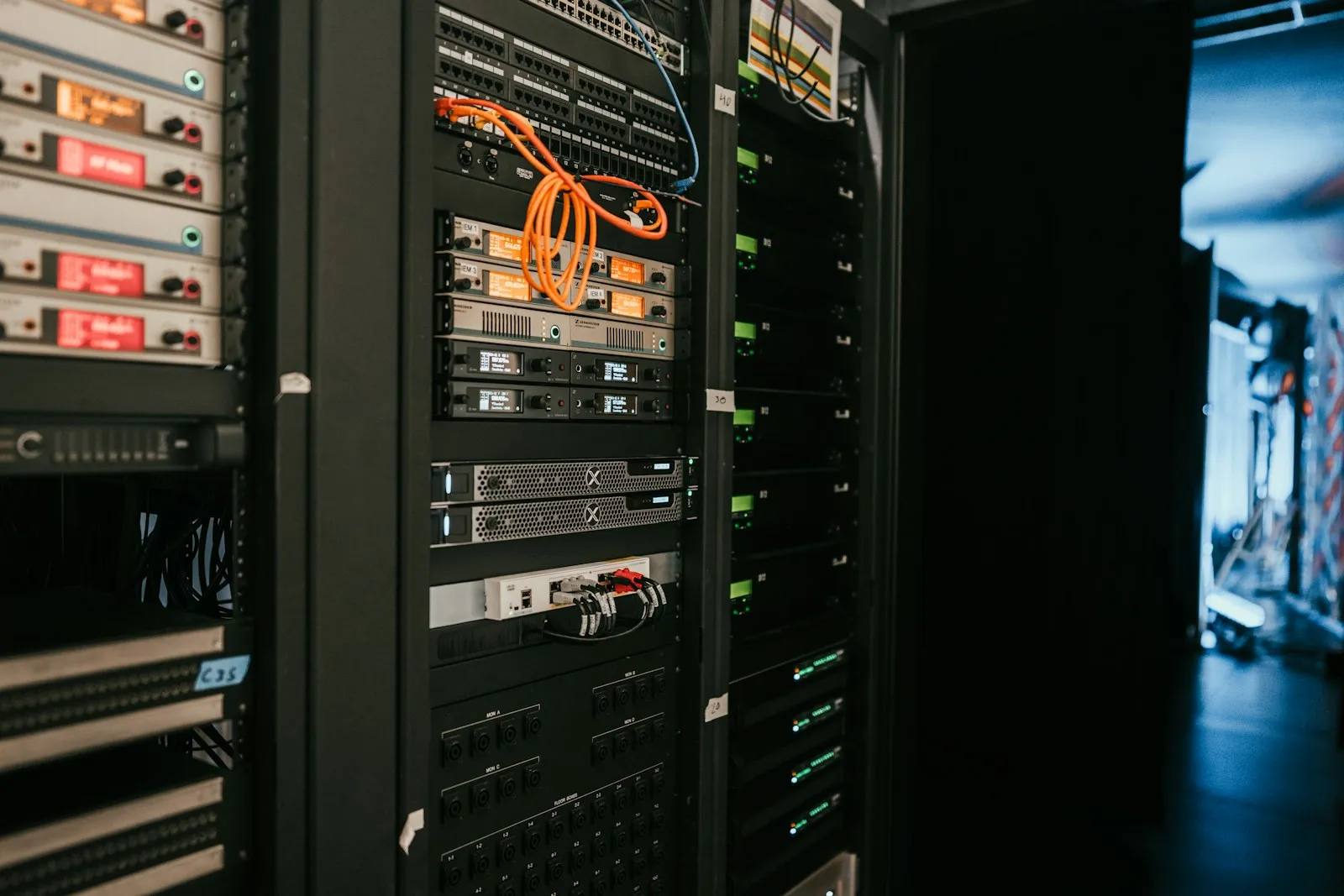 Rack di server con dischi accesi in una server room